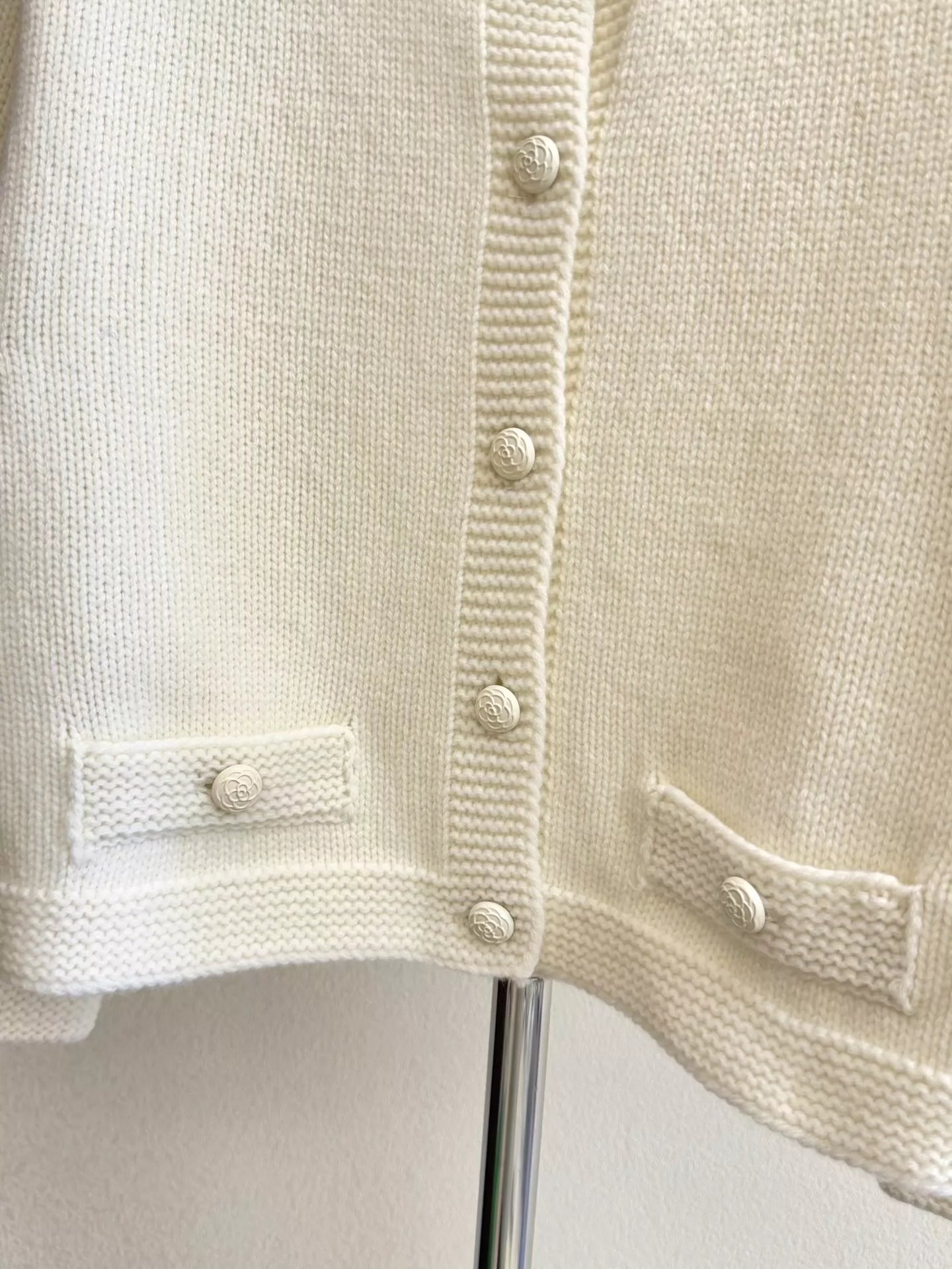 25 Cropped knitted cardigan