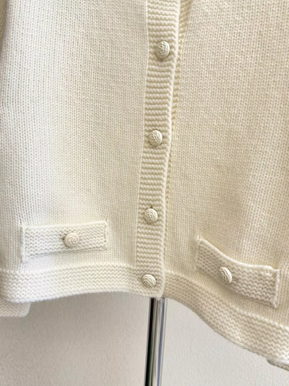 25 Cropped knitted cardigan