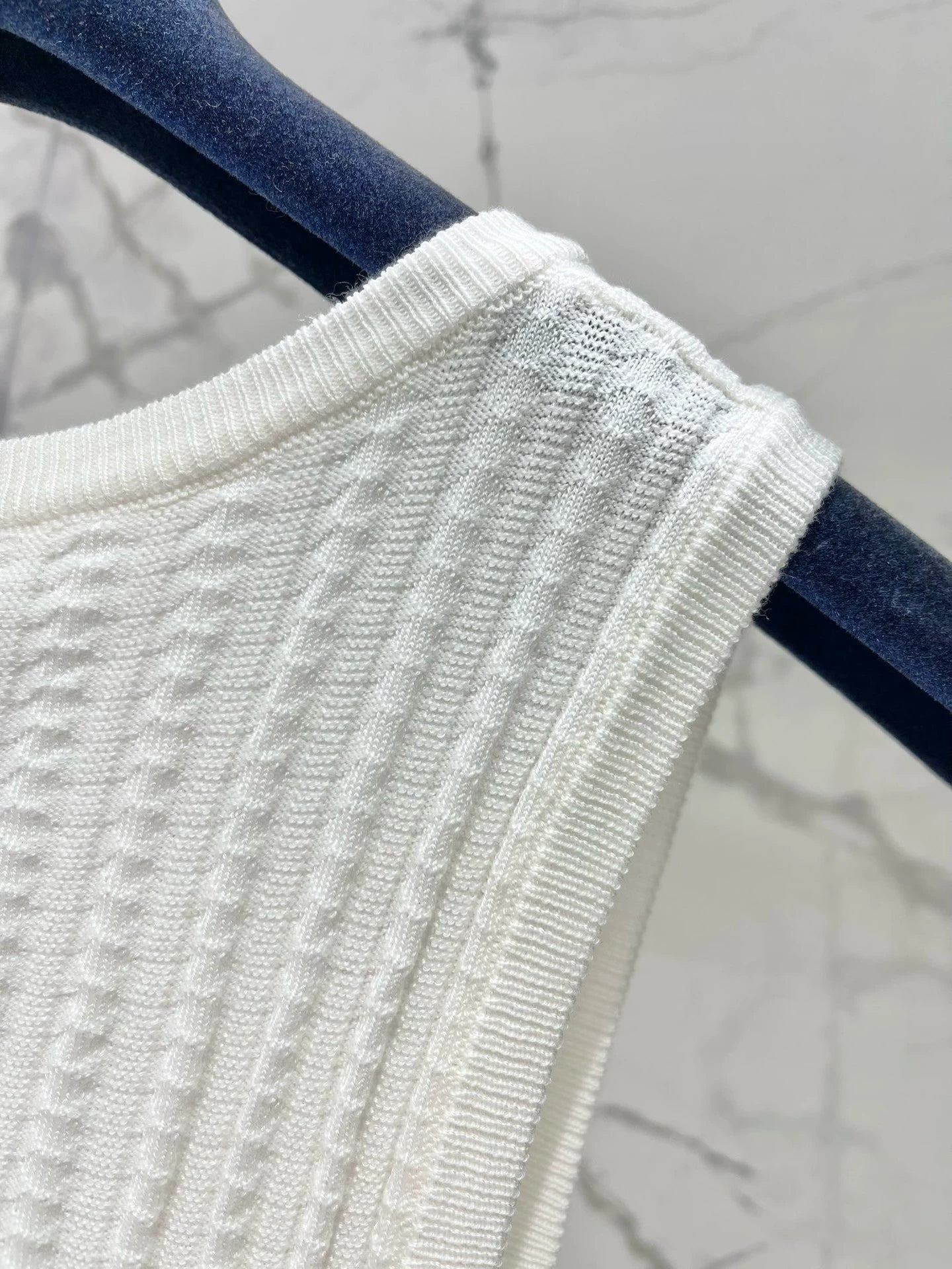 25 new embroidered logo knitted vest