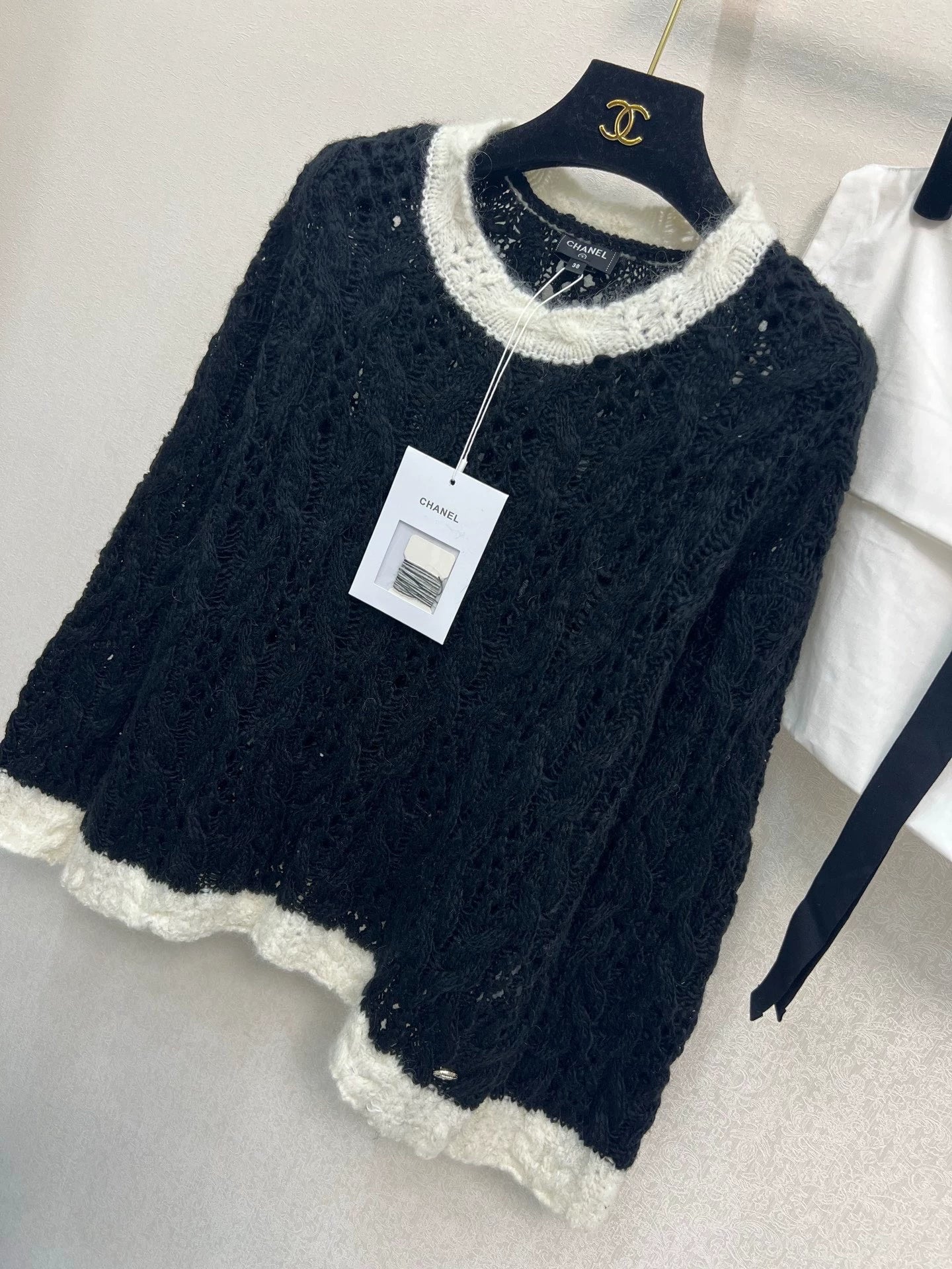 25 Black and white knitted pullover sweater