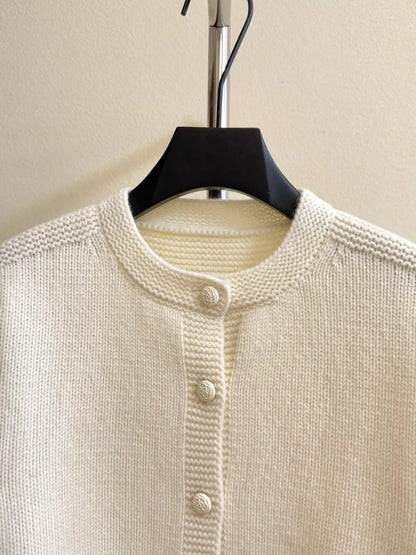 25 Cropped knitted cardigan