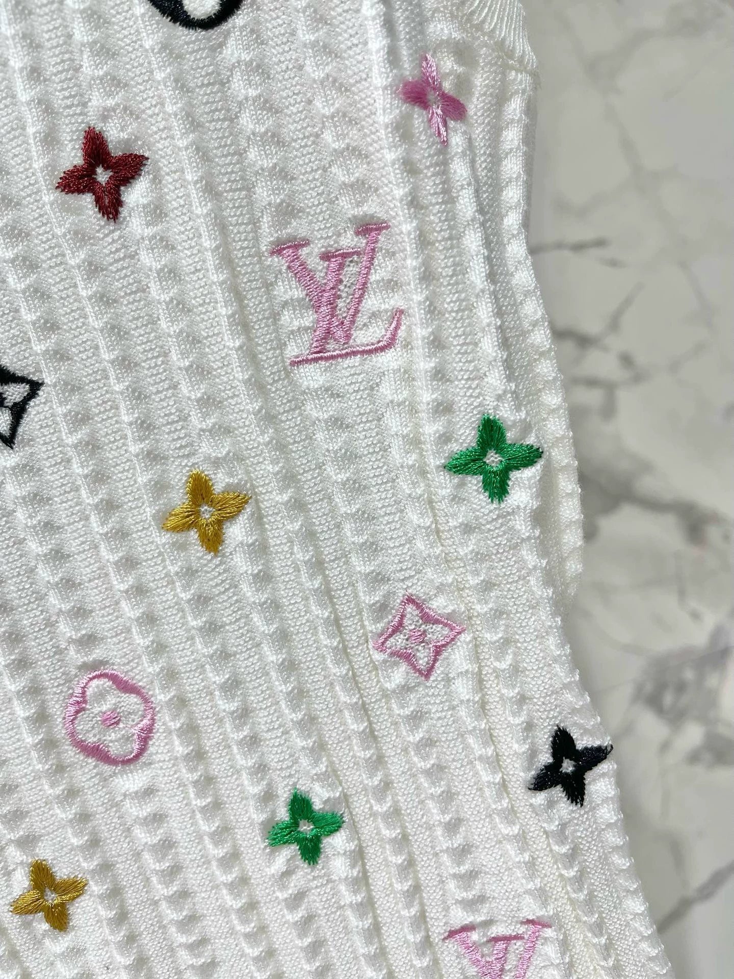 25 new embroidered logo knitted vest