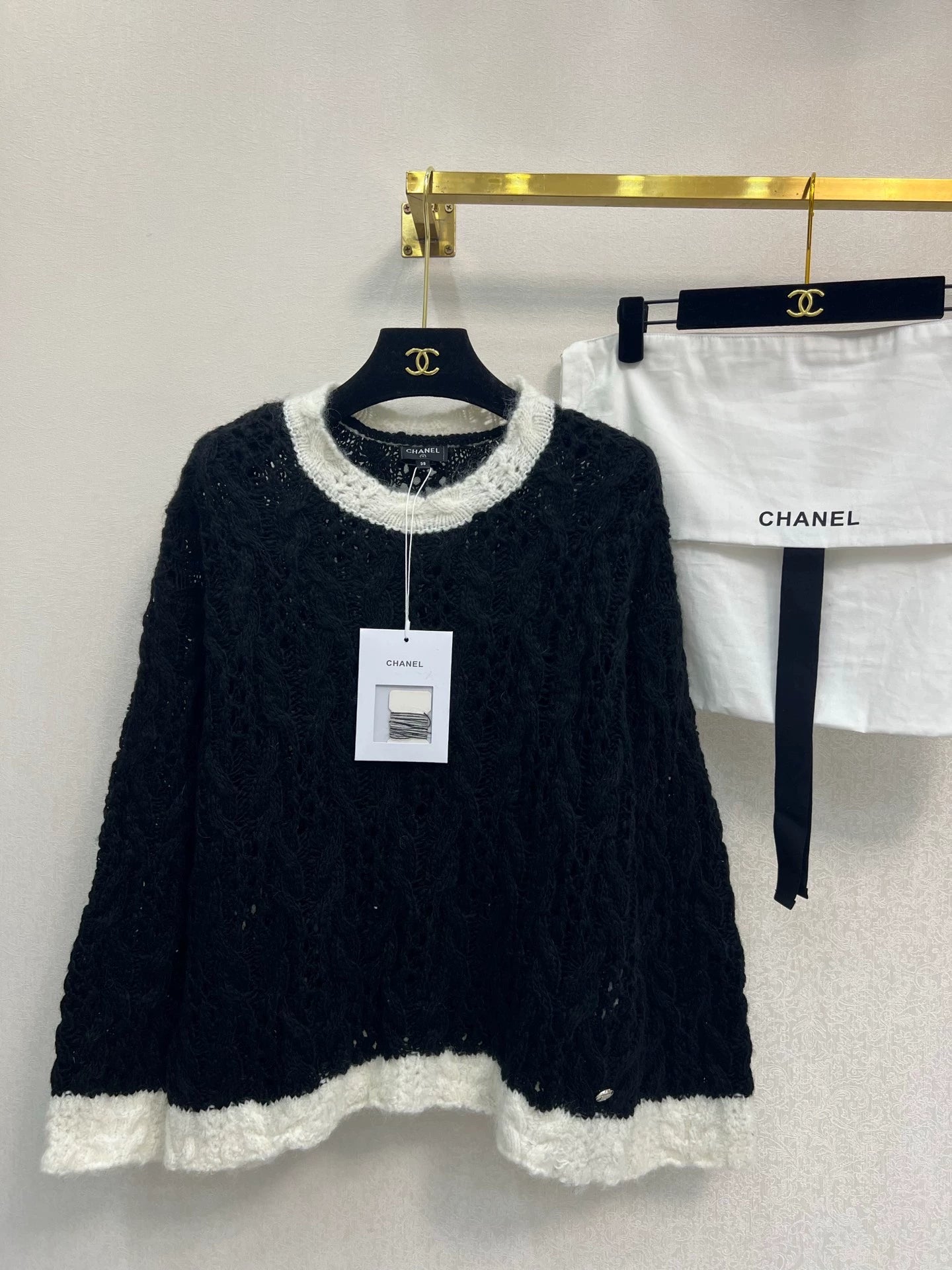 25 Black and white knitted pullover sweater