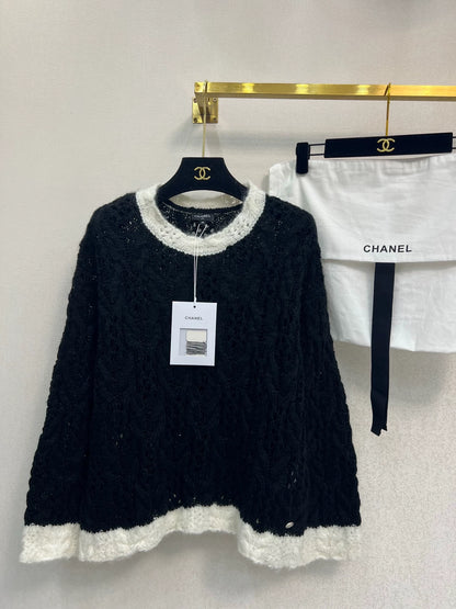 25 Black and white knitted pullover sweater