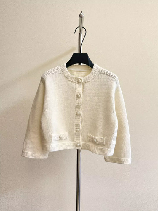 25 Cropped knitted cardigan