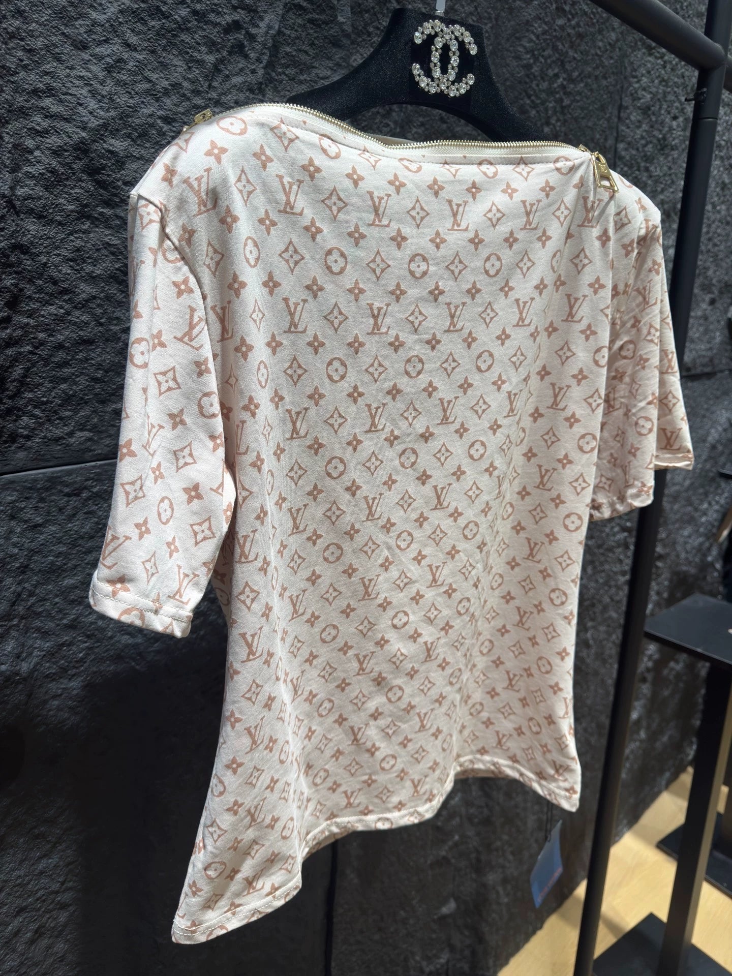 25 Off-shoulder zip-up T-shirt