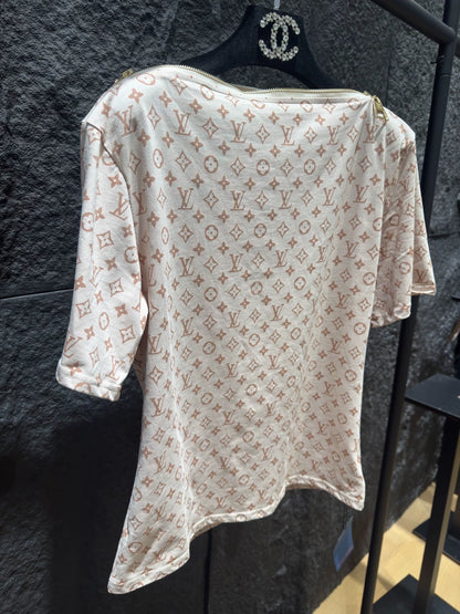 25 Off-shoulder zip-up T-shirt