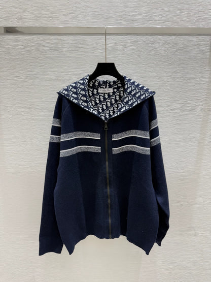Hooded reversible knitted jacket