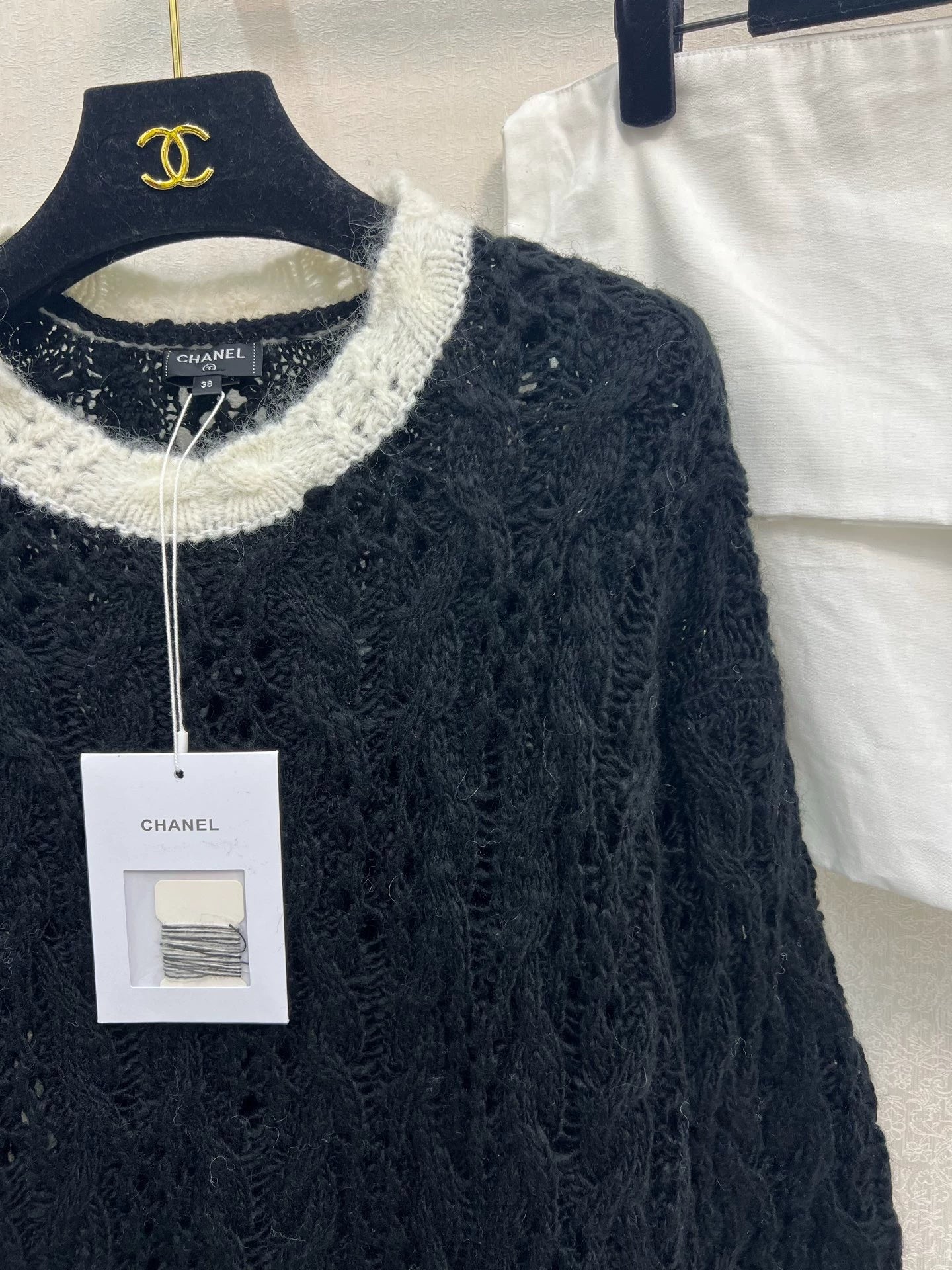 25 Black and white knitted pullover sweater