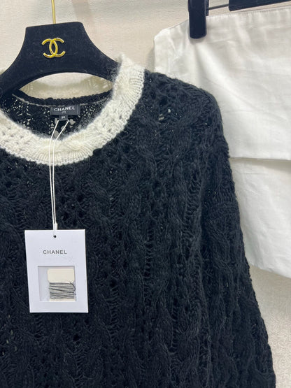 25 Black and white knitted pullover sweater
