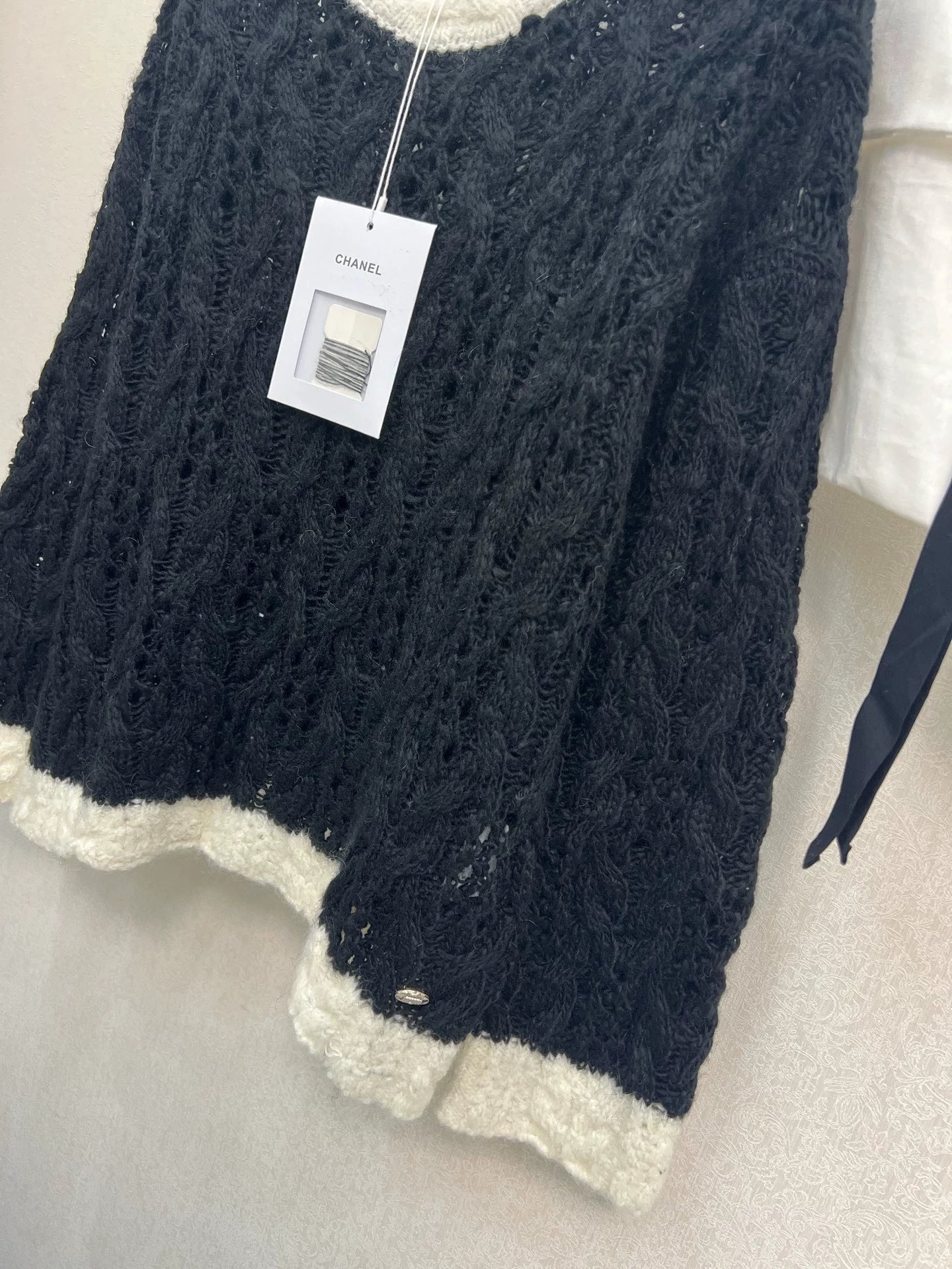 25 Black and white knitted pullover sweater