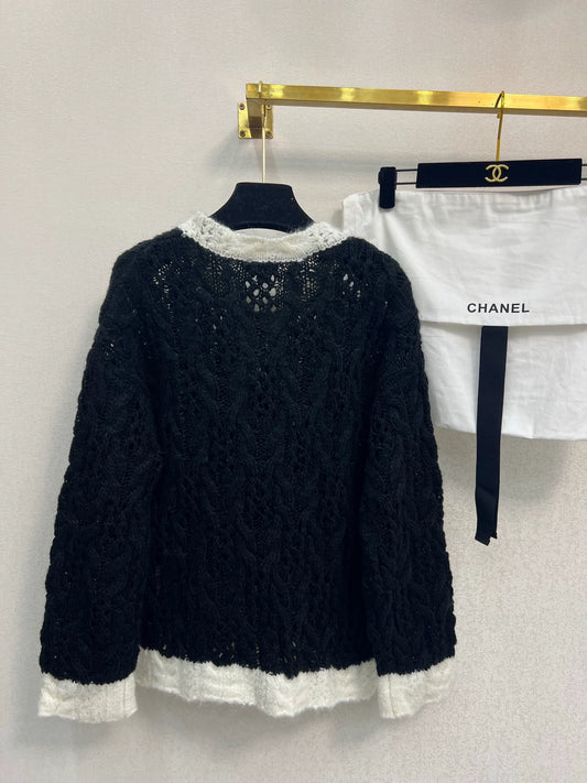 25 Black and white knitted pullover sweater