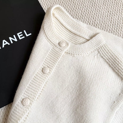 25 Cropped knitted cardigan
