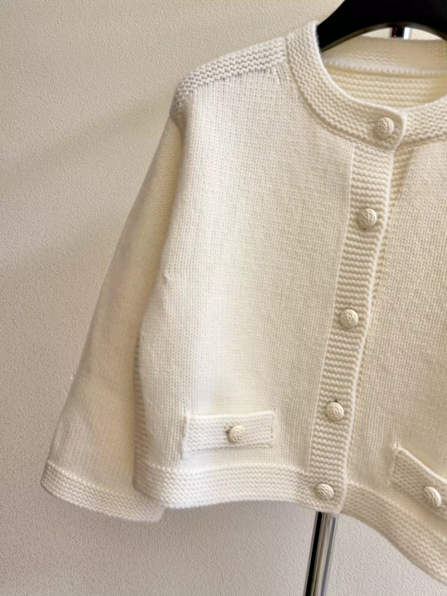 25 Cropped knitted cardigan