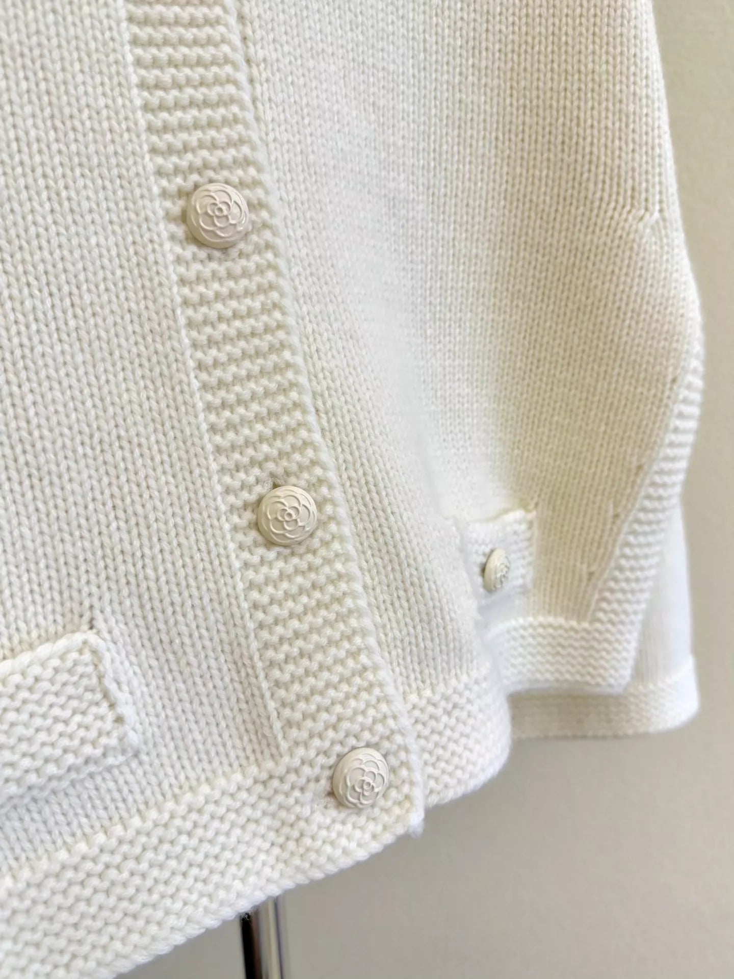 25 Cropped knitted cardigan