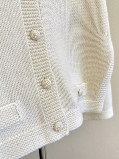25 Cropped knitted cardigan