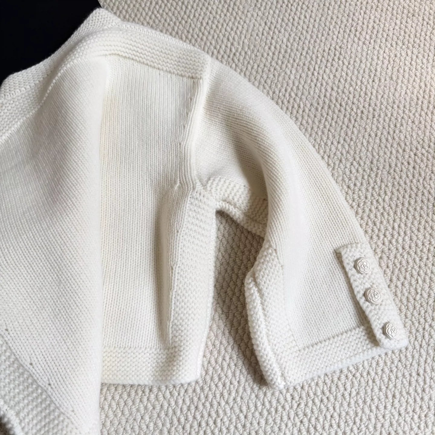 25 Cropped knitted cardigan
