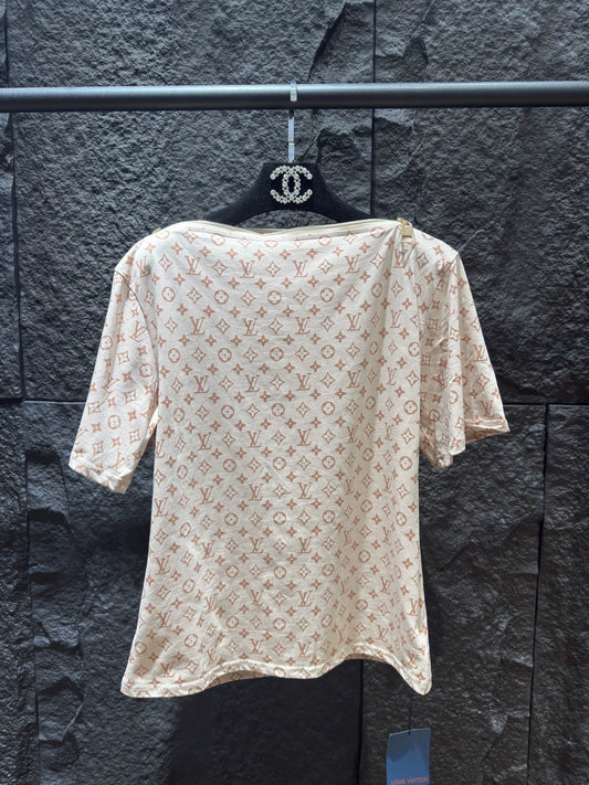 25 Off-shoulder zip-up T-shirt