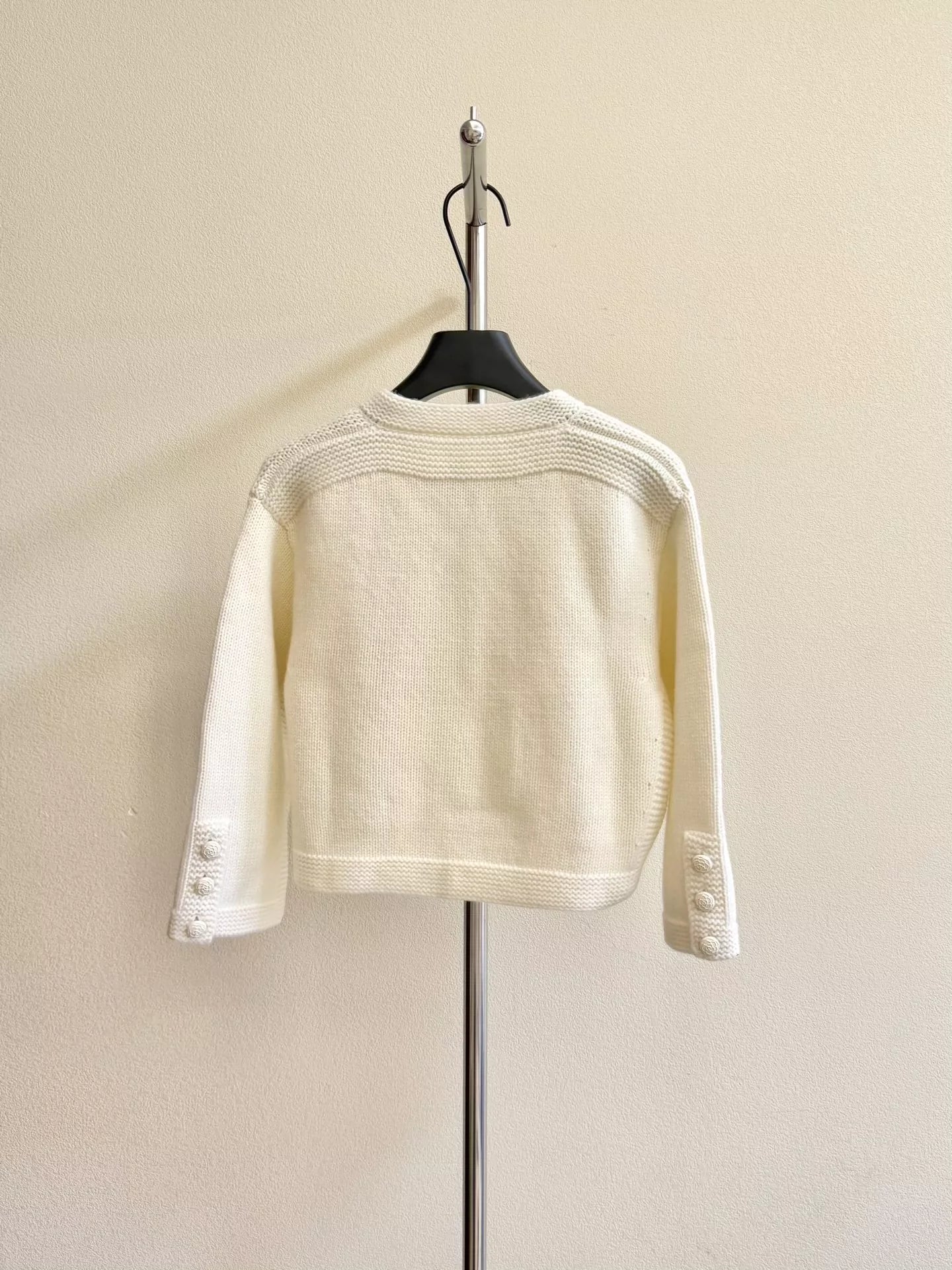 25 Cropped knitted cardigan