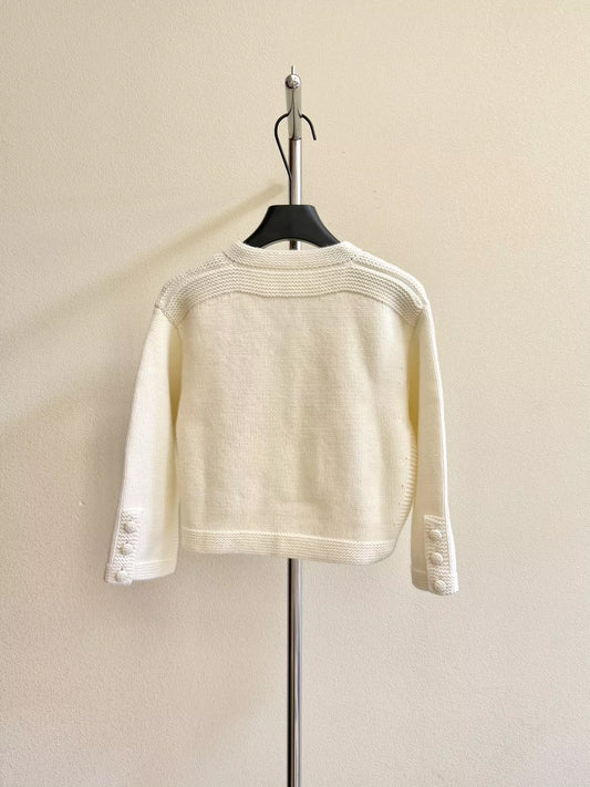 25 Cropped knitted cardigan