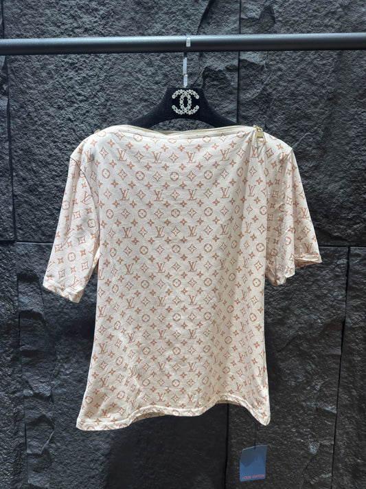 25 Off-shoulder zip-up T-shirt