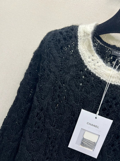 25 Black and white knitted pullover sweater
