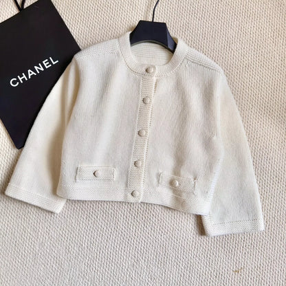 25 Cropped knitted cardigan
