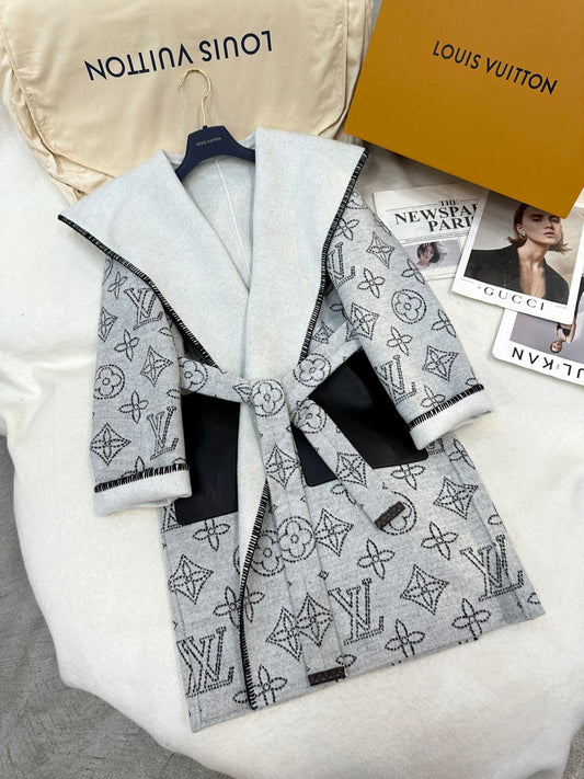 25 Long hooded double-sided coat