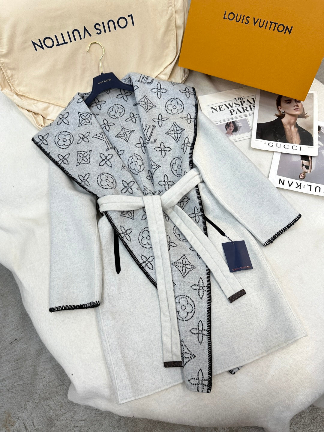 25 Long hooded double-sided coat