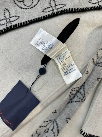 25 Long hooded double-sided coat