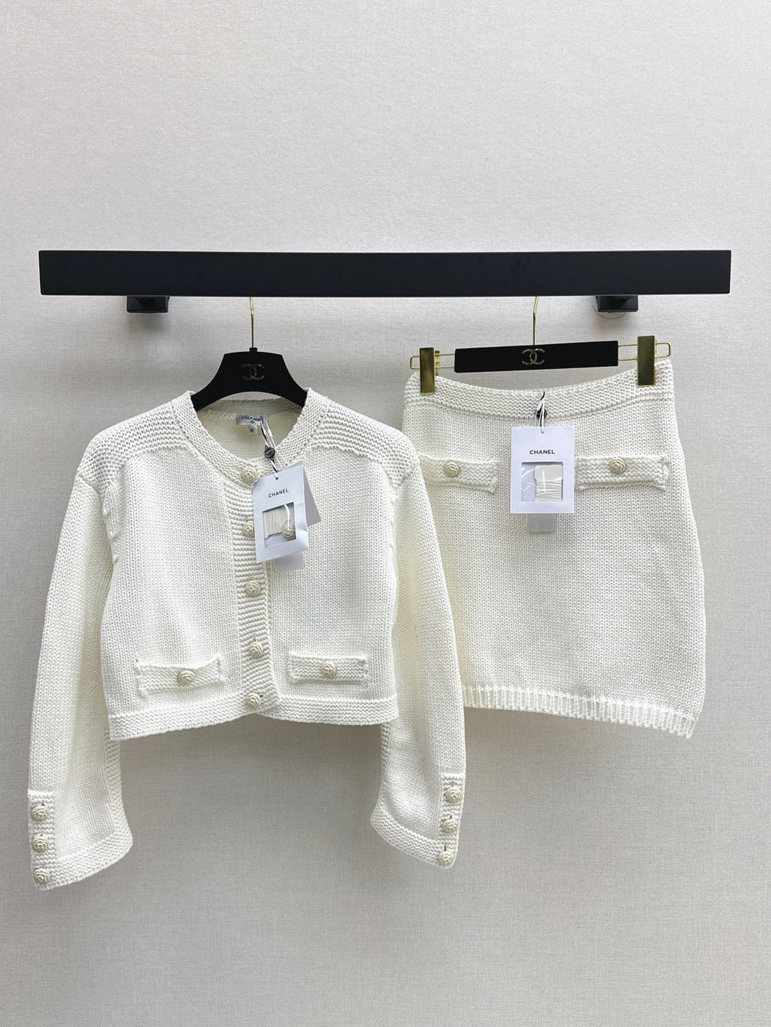 25 Short cardigan + hip skirt knitted suit