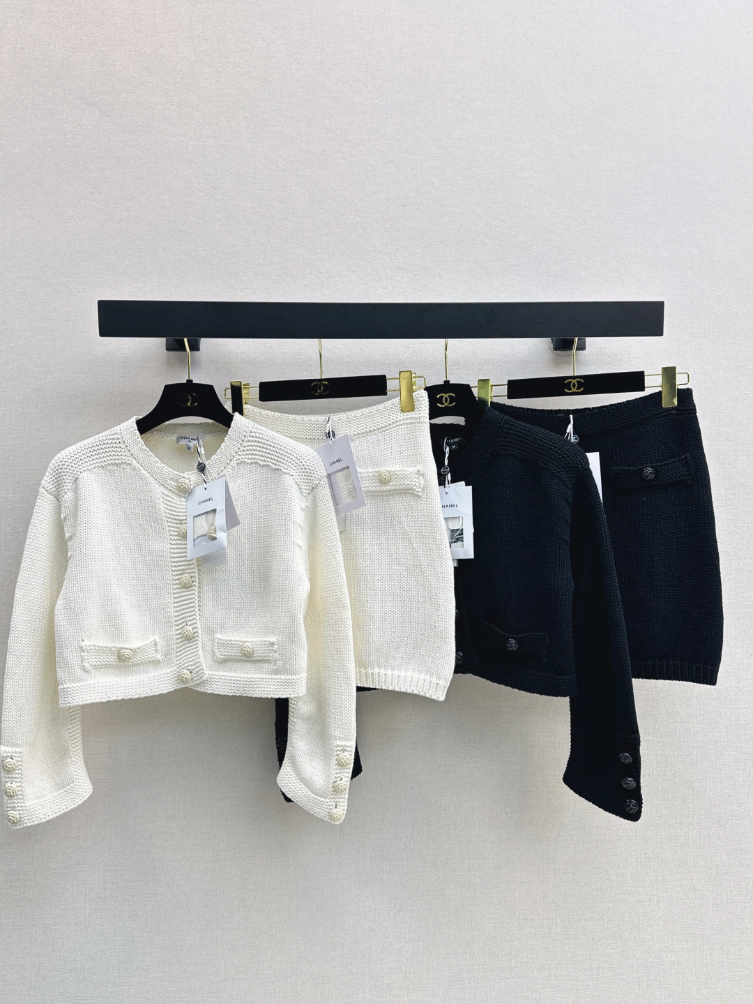 25 Short cardigan + hip skirt knitted suit