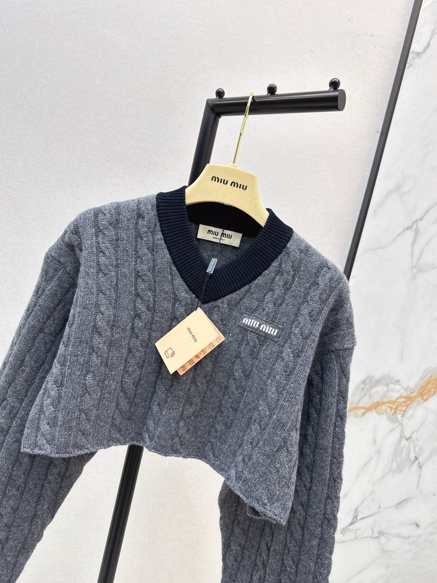 V-neck waist-baring knitted wool sweater