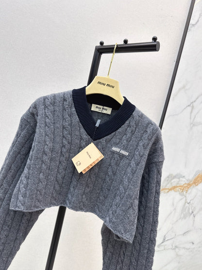 V-neck waist-baring knitted wool sweater