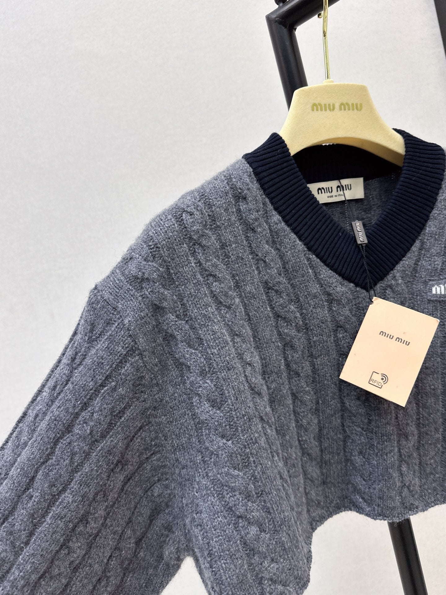 V-neck waist-baring knitted wool sweater
