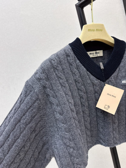 V-neck waist-baring knitted wool sweater